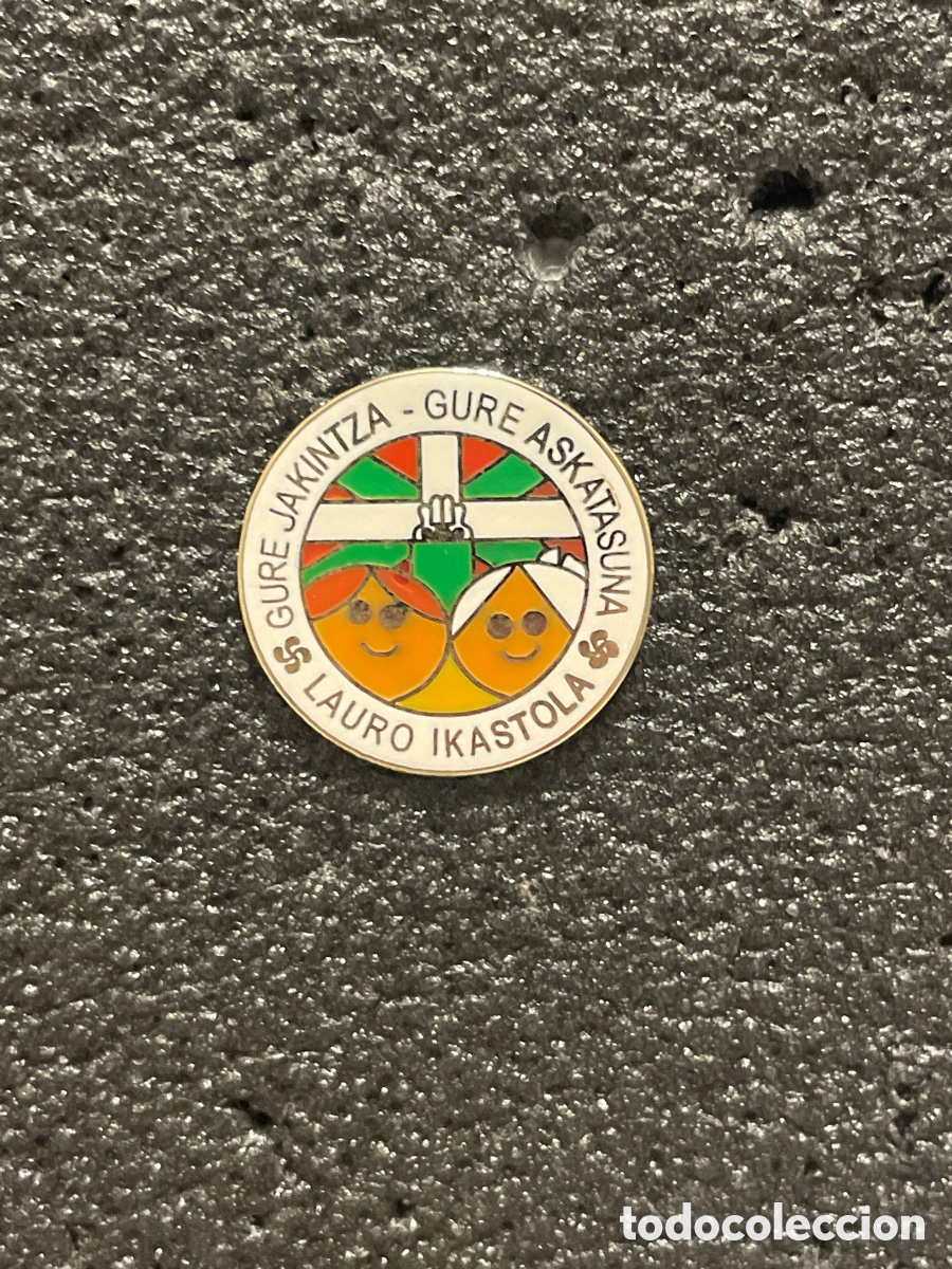 Collezionismo sportivo: Pin 111 LAURO IKASTOLA F.T. - Loiu (Vizcaya)