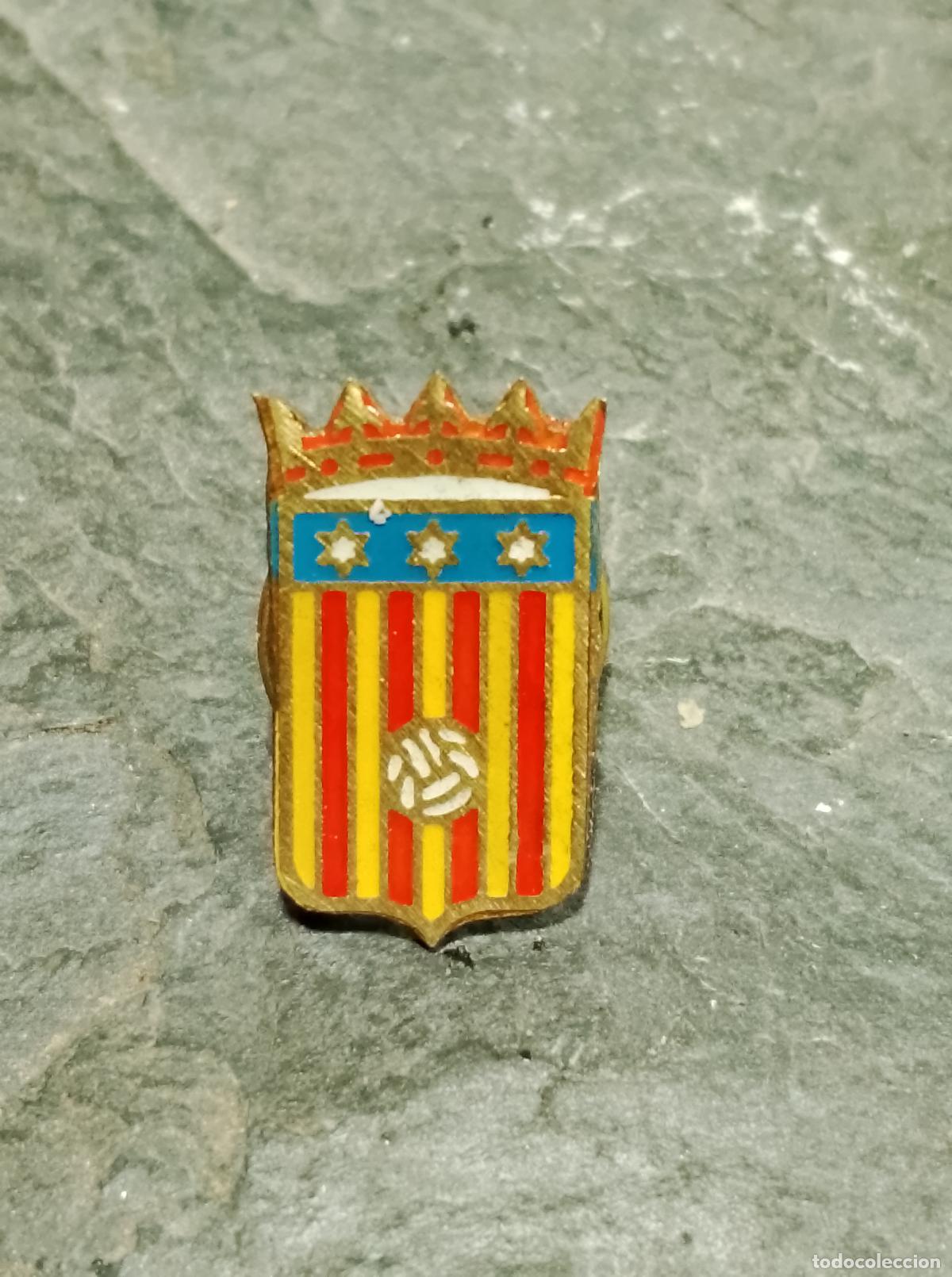 Colecionismo desportivo: Pin escudo equipo futbol club deportivo hostoles insignia esmaltada club girona federaci&oacute;n catalu&ntilde;a