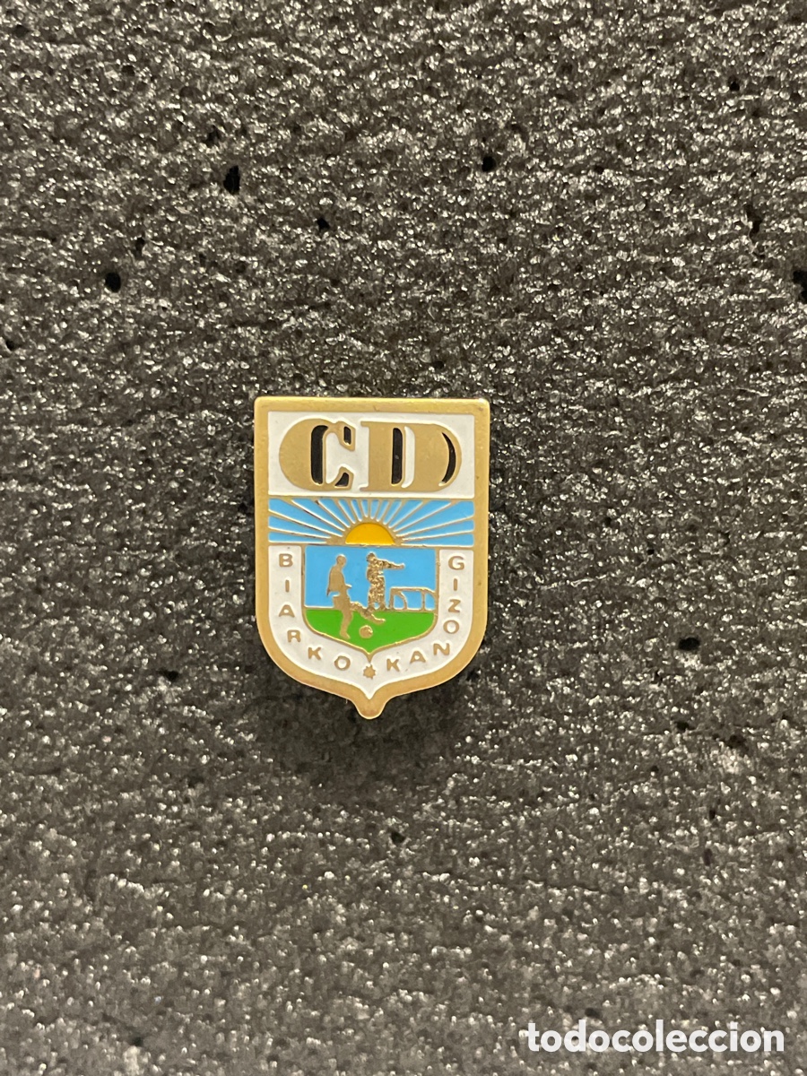 Colecionismo desportivo: Pin 235 C.D. BIARCO GIZONAK - Gald&aacute;cano (Vizcaya)