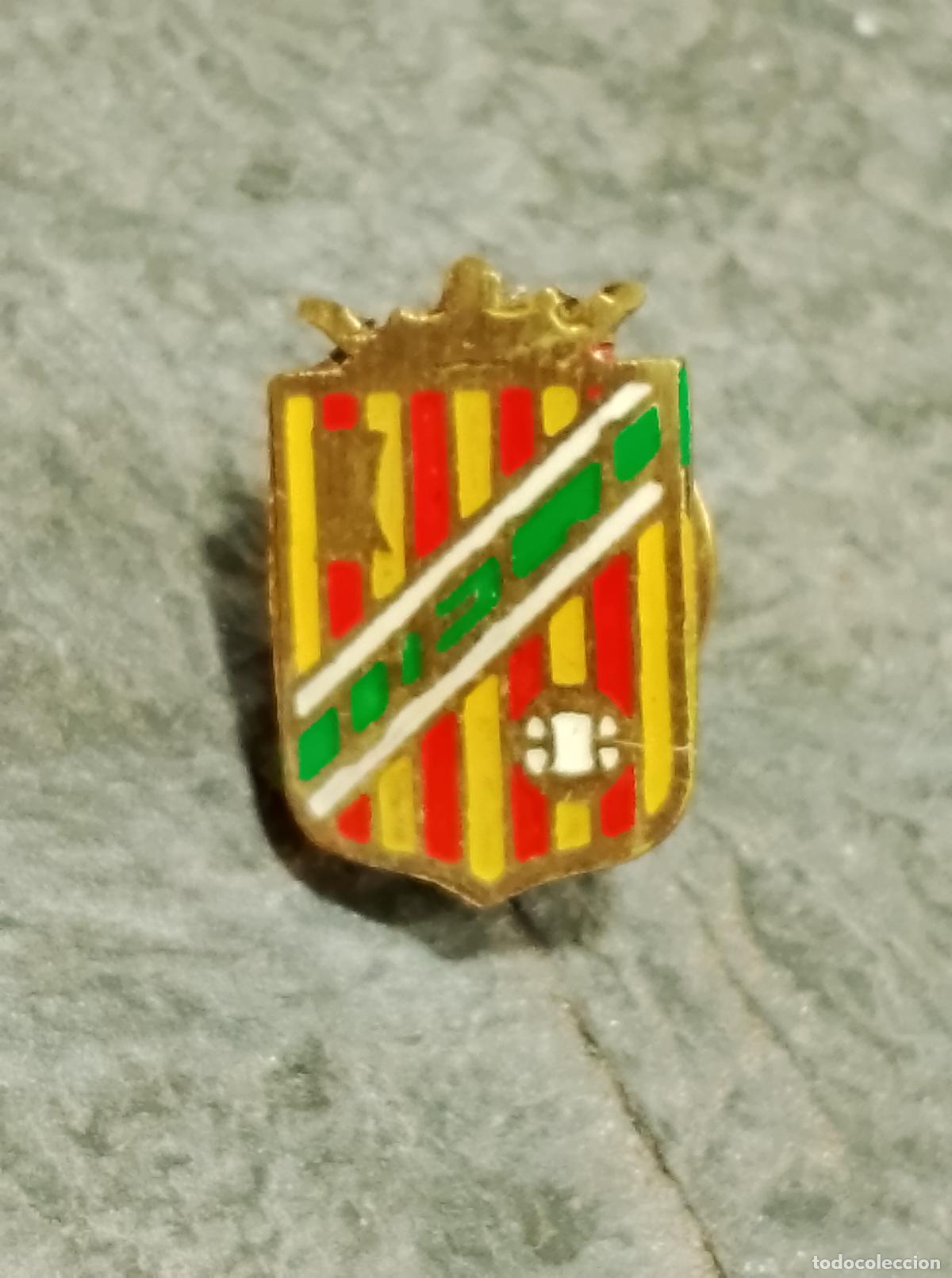 Colecionismo desportivo: Pin escudo equipo futbol uni&oacute;n esportiva junquera insignia esmaltada club girona federaci&oacute;n catalana