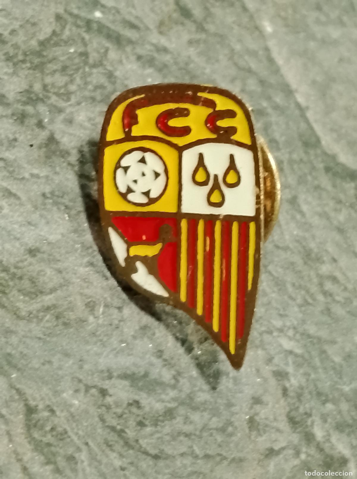Colecionismo desportivo: Pin escudo equipo futbol club calldetenes insignia esmaltada federaci&oacute;n catalana