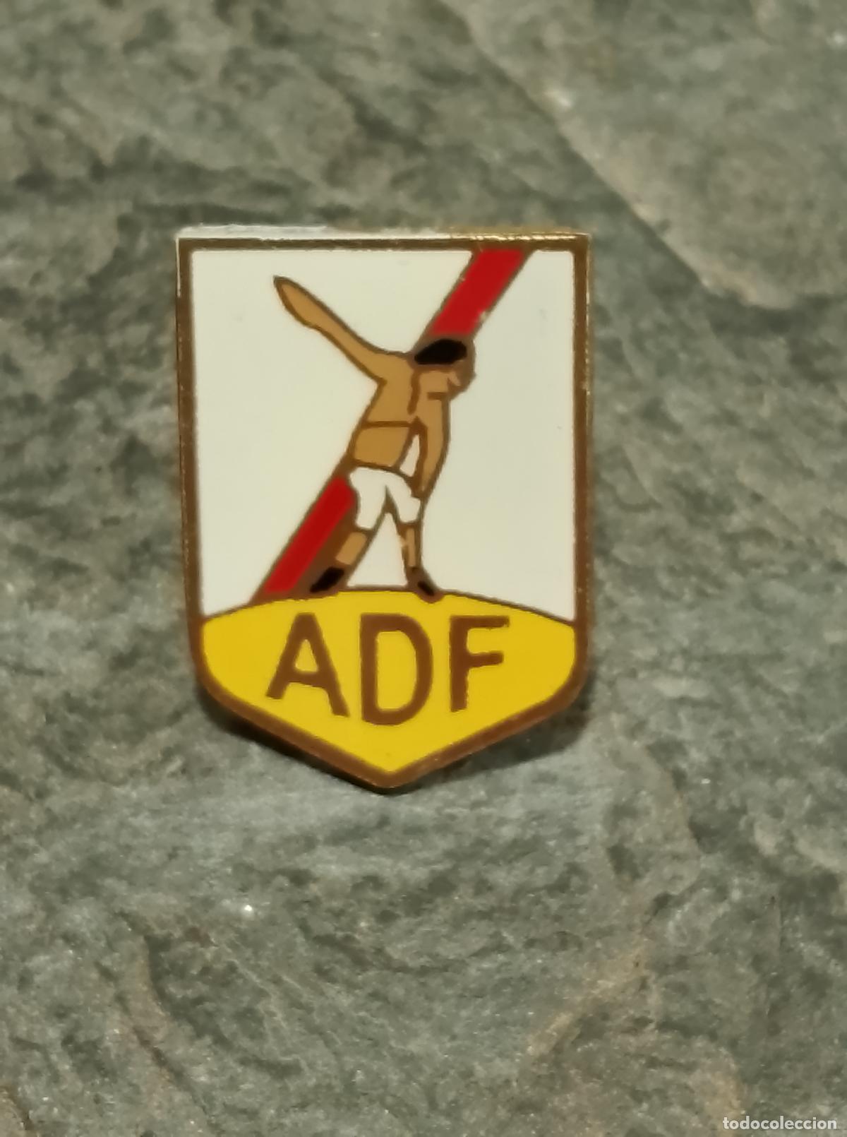 Colecionismo desportivo: Pin escudo equipo futbol asociaci&oacute;n deportiva ferroviaria insignia esmaltada club madrid