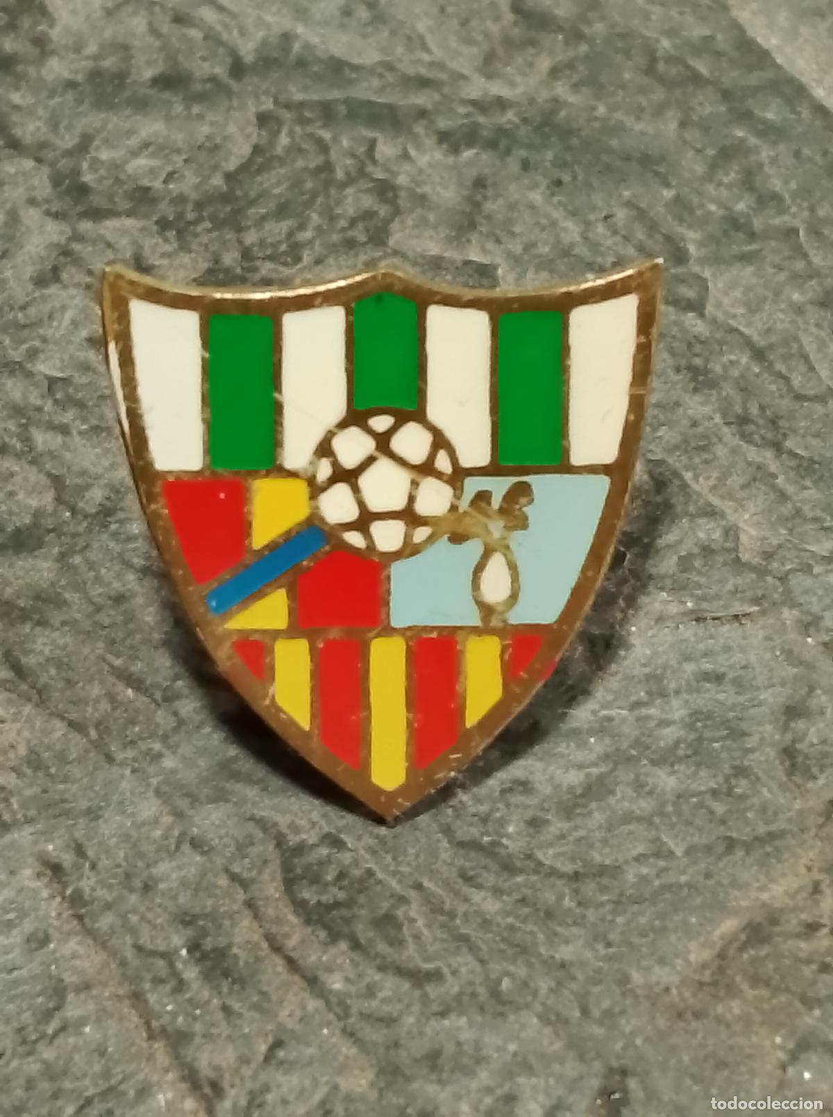 Colecionismo desportivo: Pin escudo equipo futbol club can rull romulo insignia esmaltada federaci&oacute;n catalu&ntilde;a
