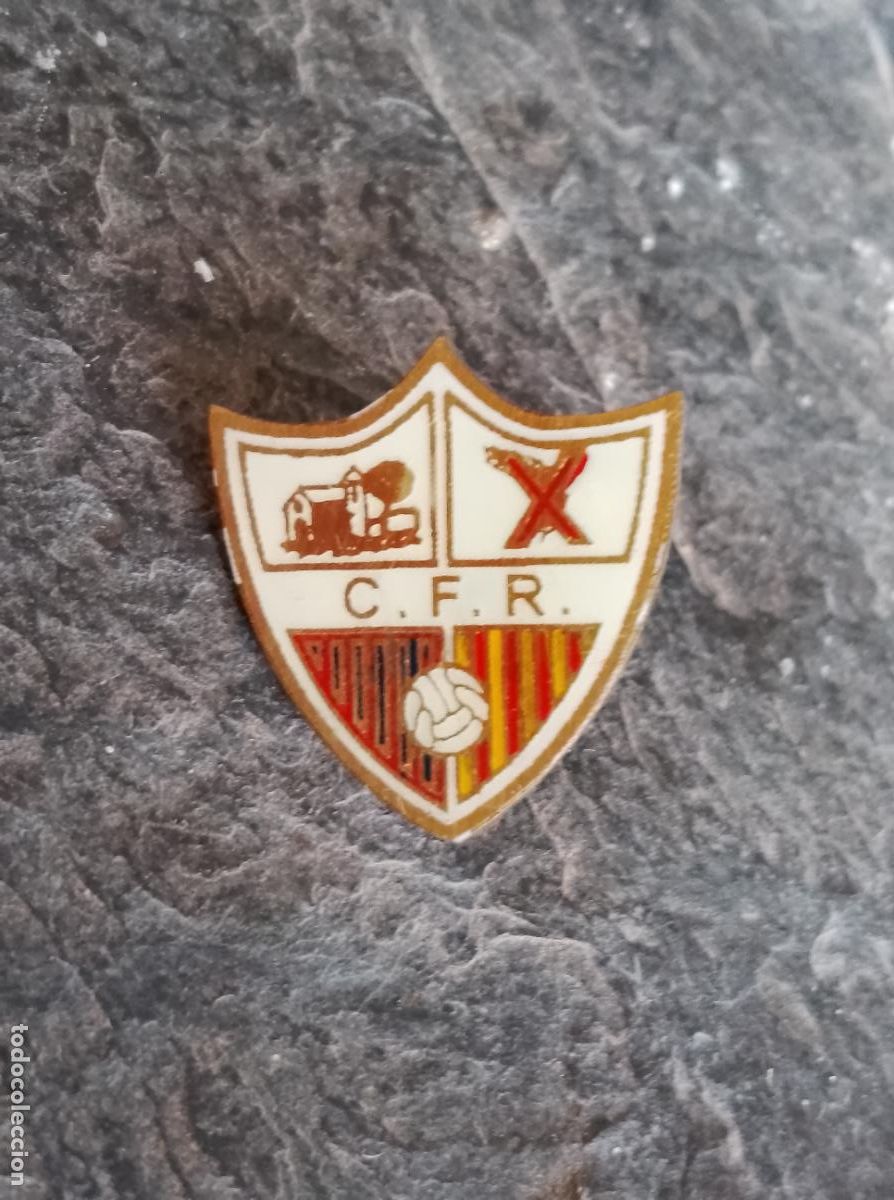 Colecionismo desportivo: Pin escudo club equipo futbol riuprimer ( CFR ) insignia esmaltada club federaci&oacute;n catalu&ntilde;a