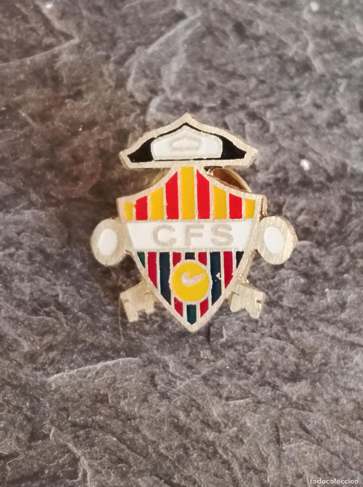 Colecionismo desportivo: Pin escudo equipo club futbol santpedro insignia esmaltada club federaci&oacute;n catalu&ntilde;a