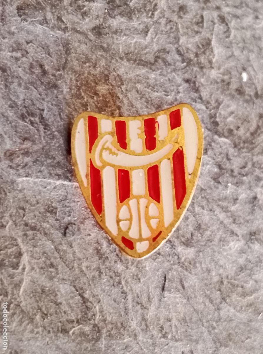 Colecionismo desportivo: Pin equipo club futbol uni&oacute;n esportiva cornella insignia esmaltada imperdible federaci&oacute;n catalu&ntilde;a