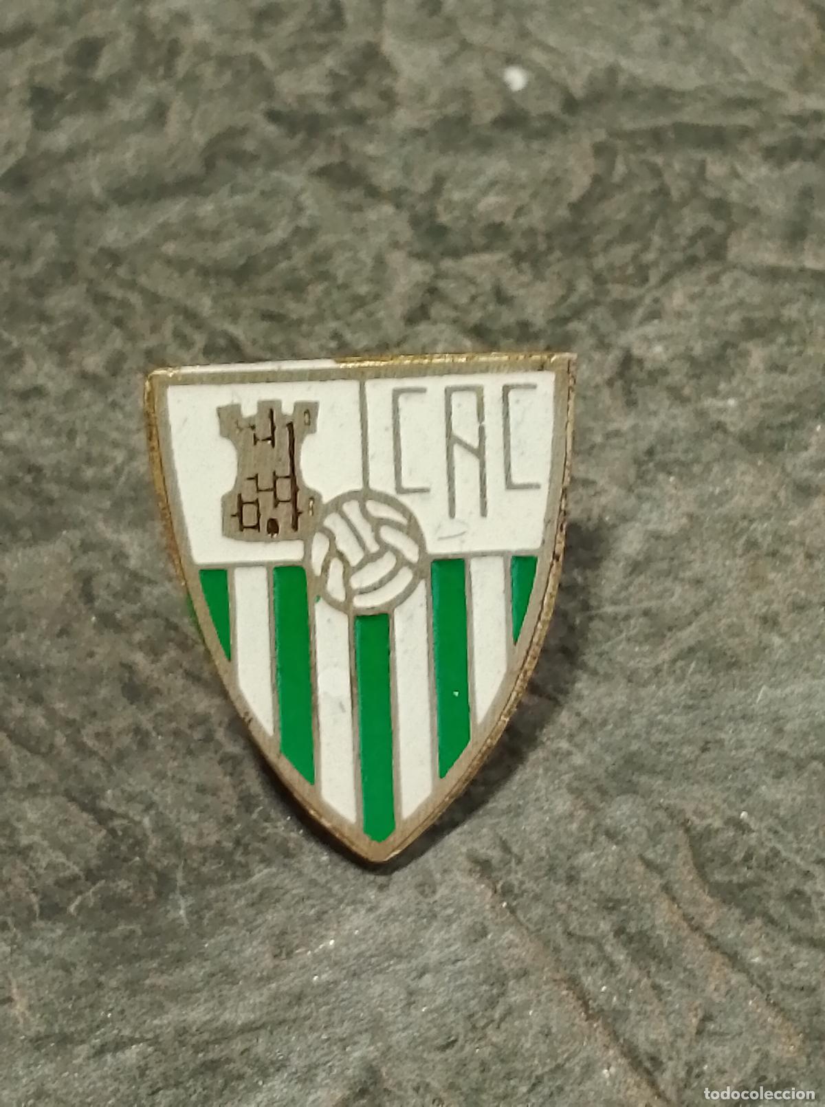 Colecionismo desportivo: Pin escudo equipo futbol club atl&eacute;tico cortegada insignia esmaltada federaci&oacute;n andaluza