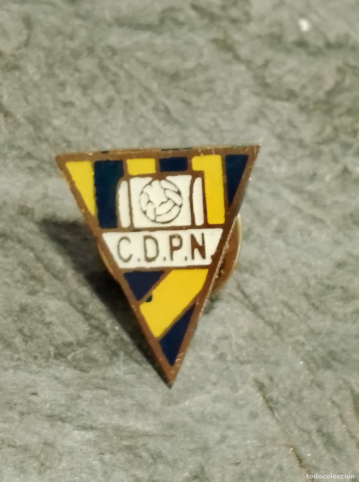 Colecionismo desportivo: Pin escudo equipo futbol club deportivo pueblo nuevo insignia esmaltada Terrassa federaci&oacute;n catalu&ntilde;a