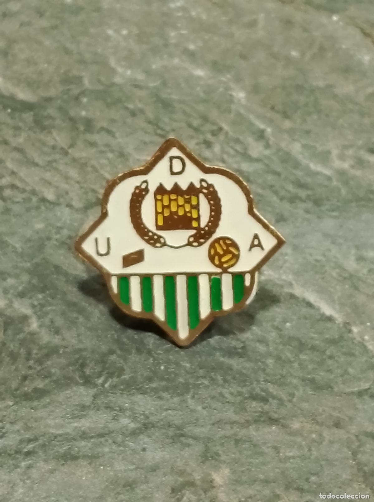 Colecionismo desportivo: Pin escudo equipo futbol uni&oacute;n deportiva arcense insignia esmaltada club arcos de la frontera cadiz