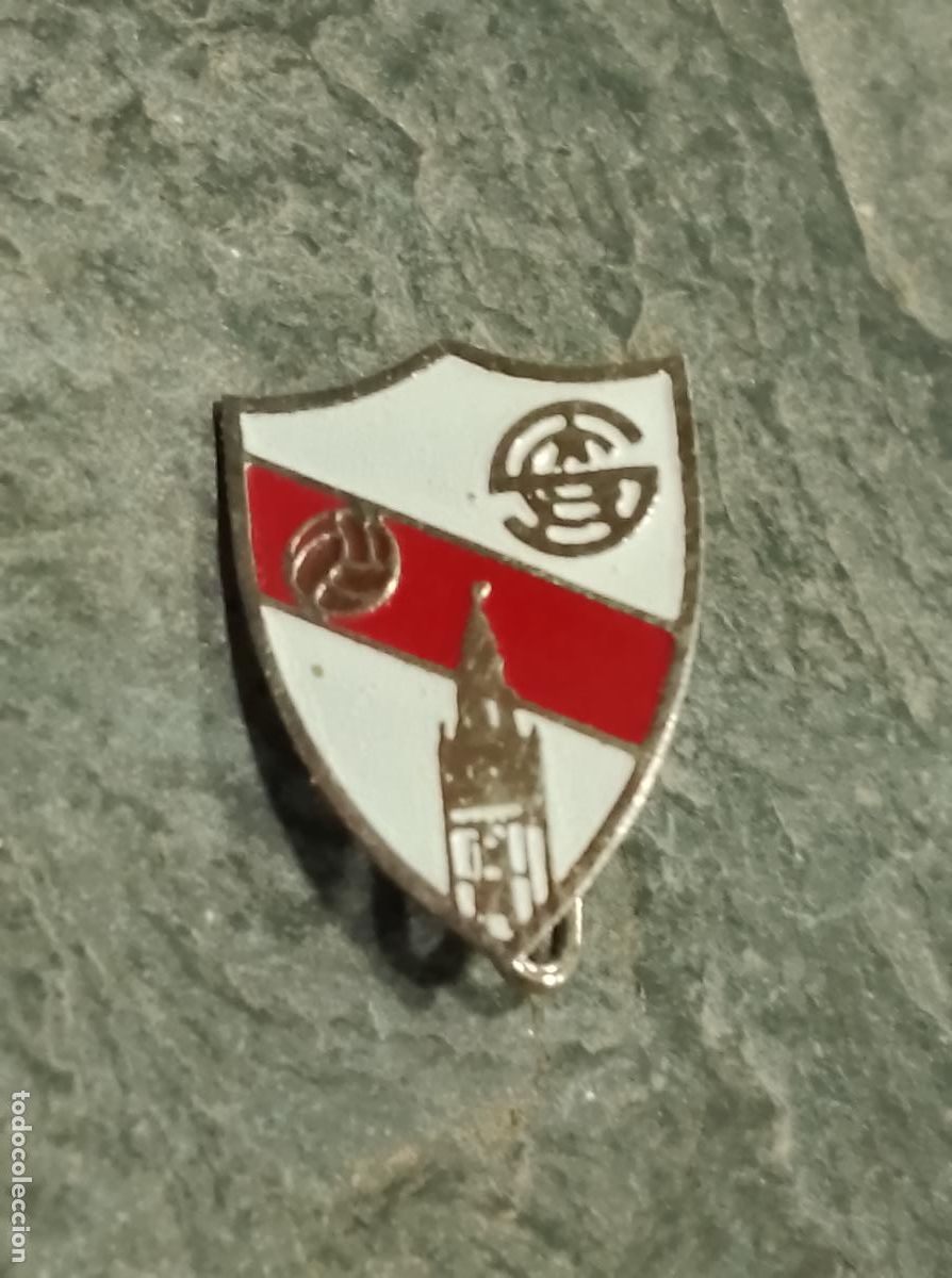 Colecionismo desportivo: Pin escudo equipo futbol club Sevilla atletico insignia esmaltada imperdible federaci&oacute;n andaluza
