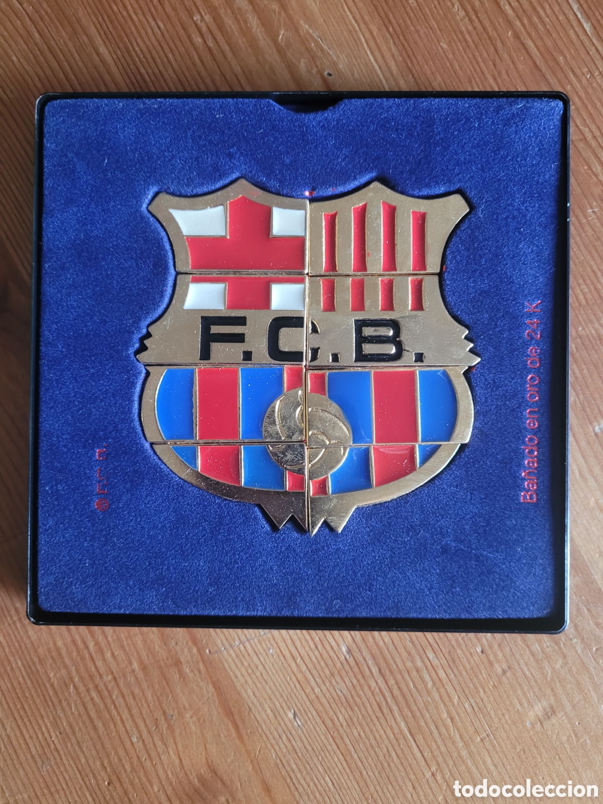 Sammelleidenschaft Sport: Escudo F&uacute;tbol Club Barcelona de 6 pins ba&ntilde;ado en oro de 24 kilates