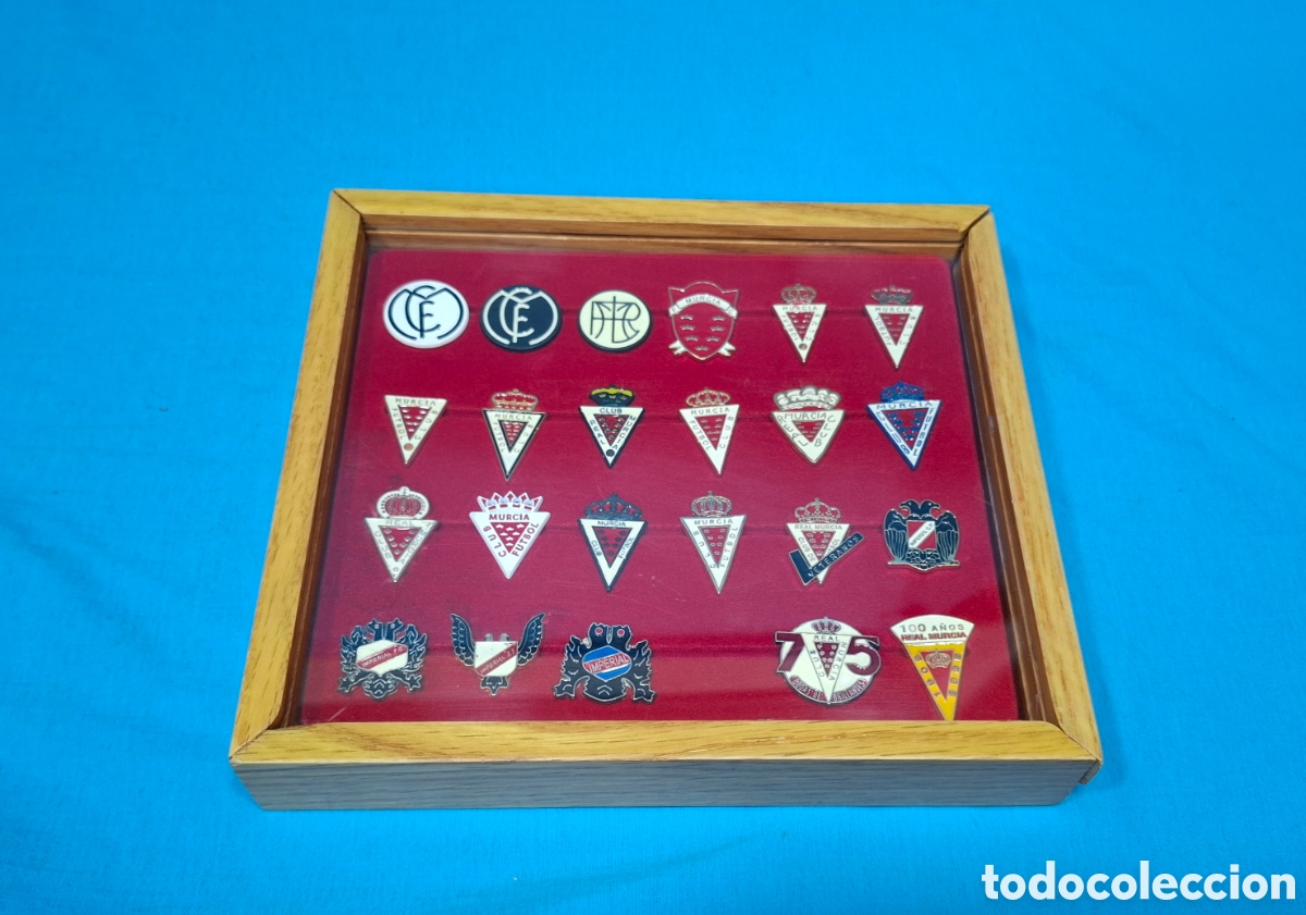 Collezionismo sportivo: CUADRO CON LOS PINS HIST&Oacute;RICOS DEL REAL MURCIA . COLECCION COMPLETA