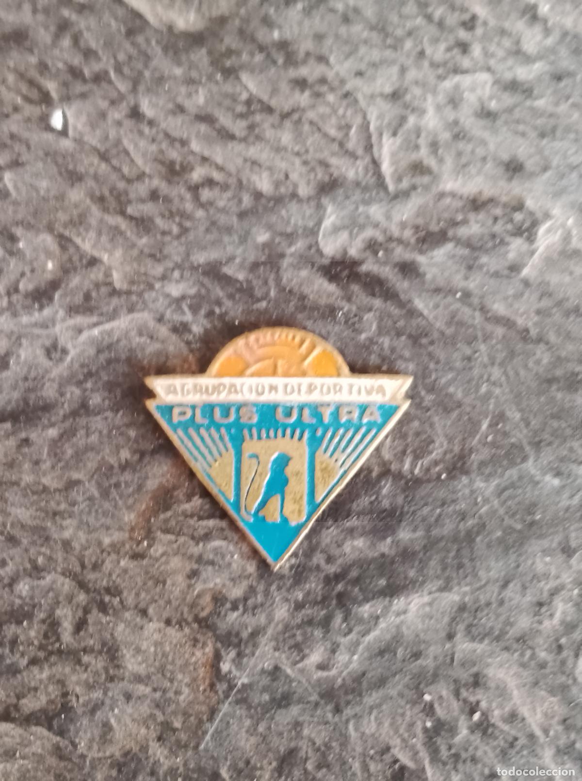 Sammelleidenschaft Sport: Pin antiguo club futbol agrupaci&oacute;n deportiva plus ultra insignia original escudo antiguo real madrid
