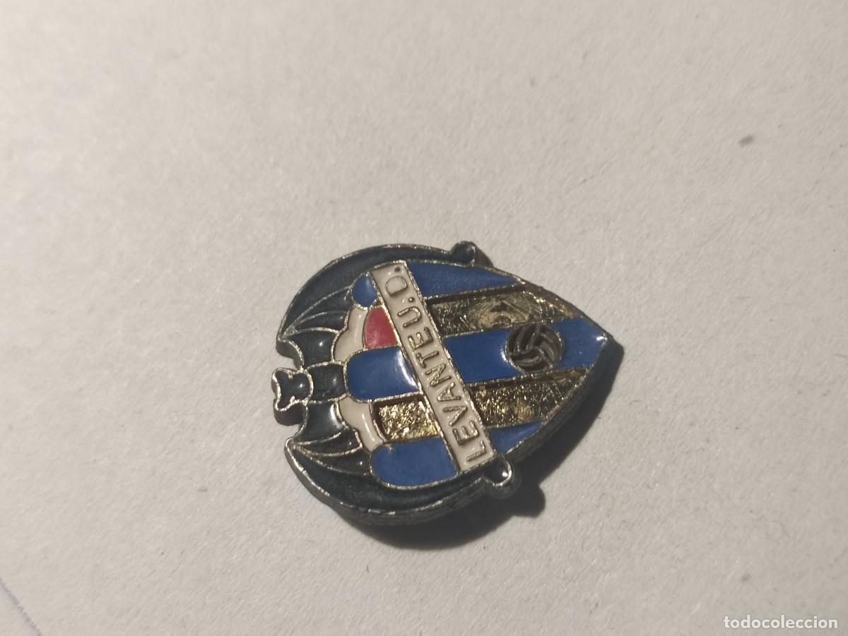 Sammelleidenschaft Sport: Pin Levante ( defectos pintura) y sin pua.