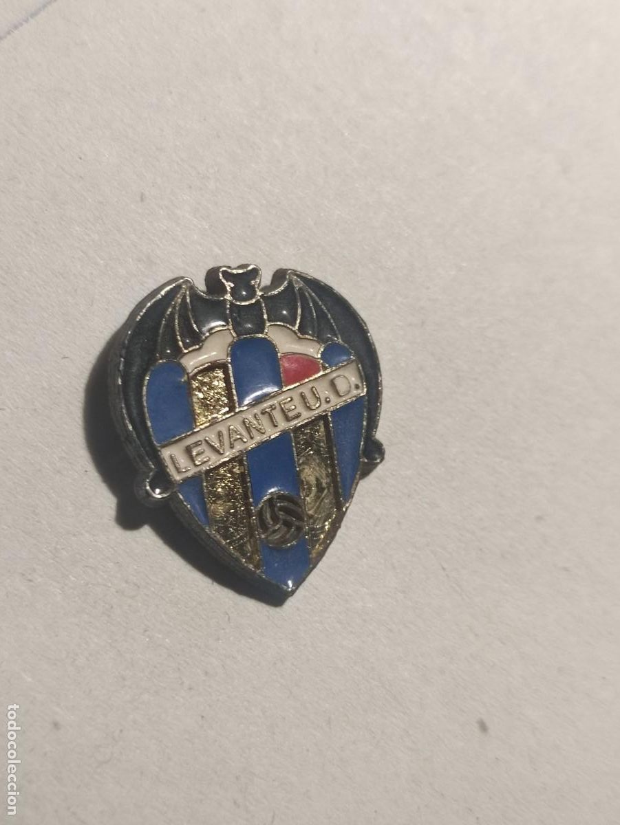 Coleccionismo deportivo: Pin Levante ( defectos pintura) y sin pua.