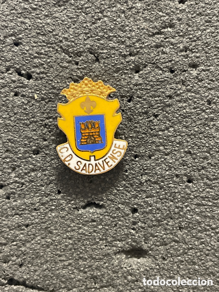 Colecionismo desportivo: Pin 210 C.D. SADAVENSE - Sadaba (Zaragoza)