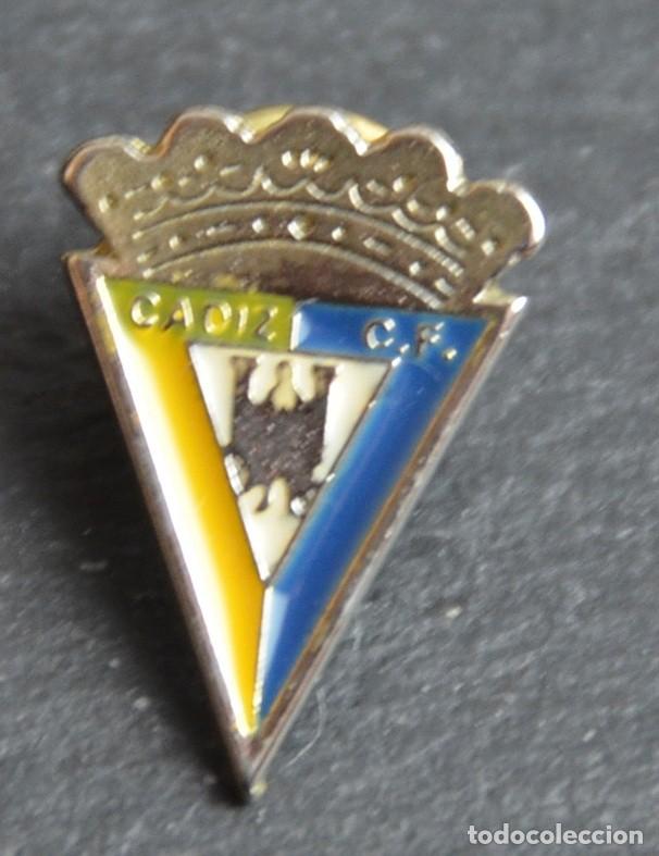 Colecionismo desportivo: PIN F&Uacute;TBOL C&Aacute;DIZ CLUB DE F&Uacute;TBOL