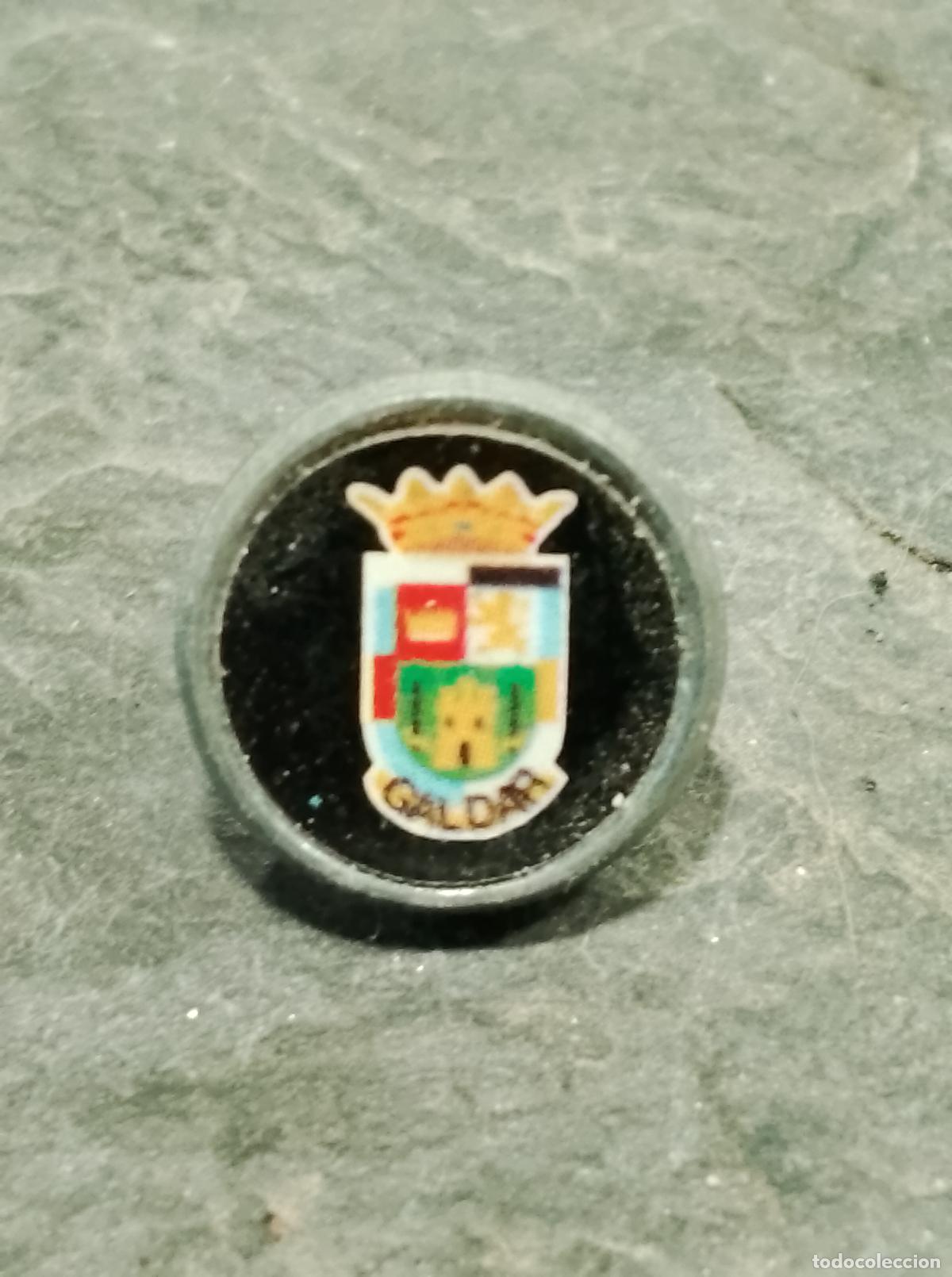 Colecionismo desportivo: Pin escudo equipo futbol club uni&oacute;n deportiva galdar insignia cierre mariposa