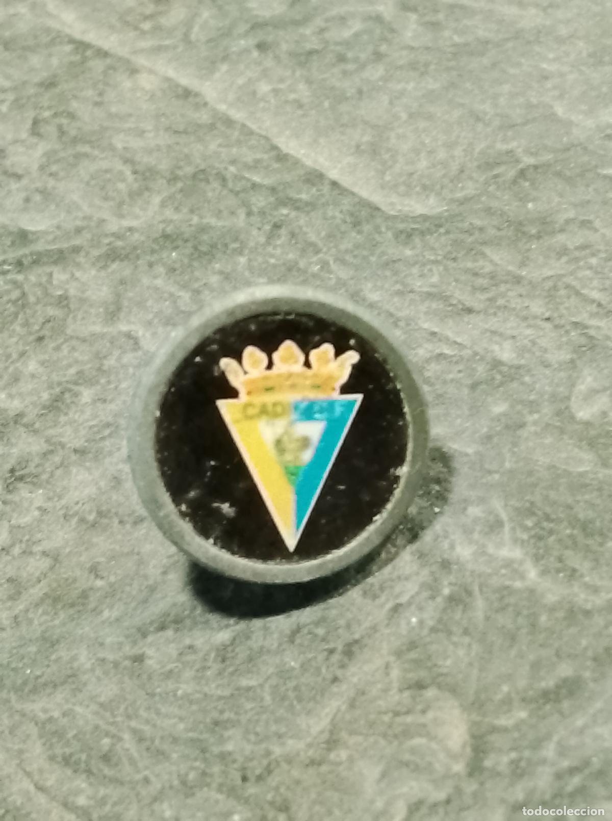Sammelleidenschaft Sport: Pin escudo equipoclub futbol cadiz insignia con cierre mariposa club federaci&oacute;n andaluza