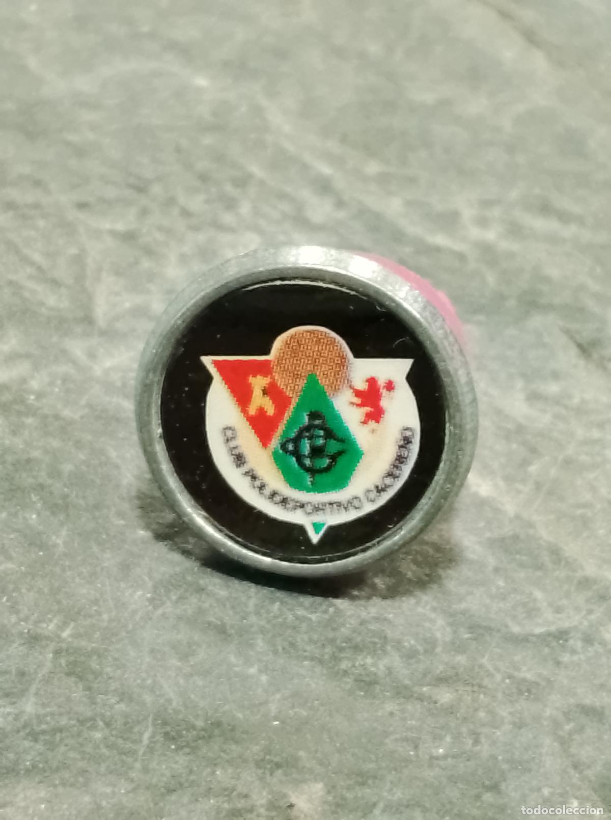 Sammelleidenschaft Sport: Pin equipo futbol club polideportivo cacere&ntilde;o insignia cierre mariposa