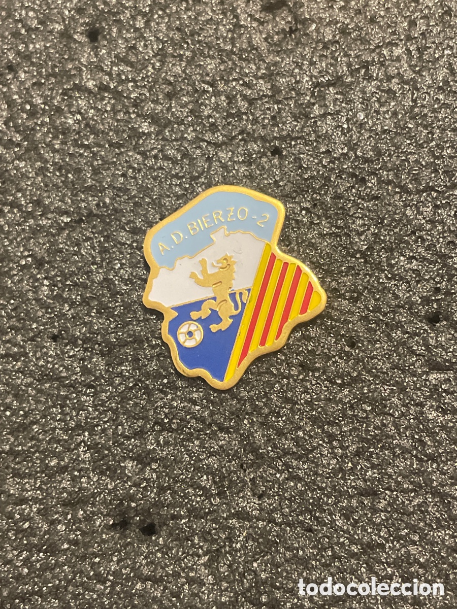 Colecionismo desportivo: Pin 329 A.D. BIERZO 2 - Zaragoza