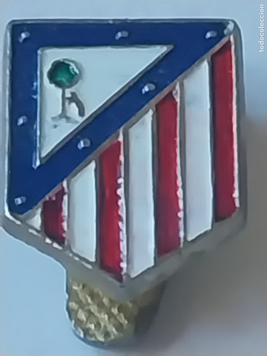 Sammelleidenschaft Sport: AT MADRID ATLETICO INSIGNIA SOLAPA PINTURA LACADA A&Ntilde;OS 70 14,4CM ALTO
