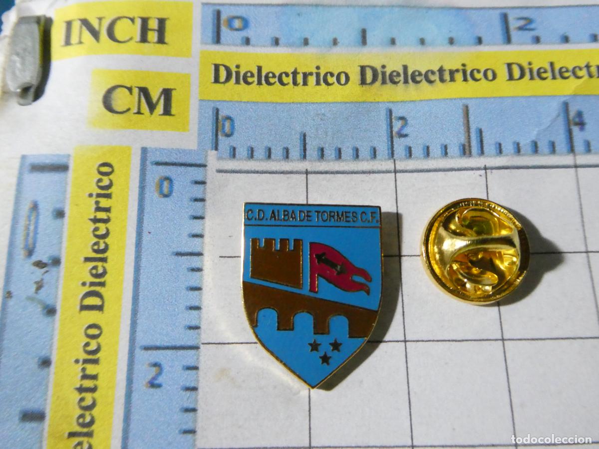 Sammelleidenschaft Sport: PIN DE DEPORTES. F&Uacute;TBOL. CD ALBA DE TORMES CF SALAMANCA. ESCUDO EQUIPO.