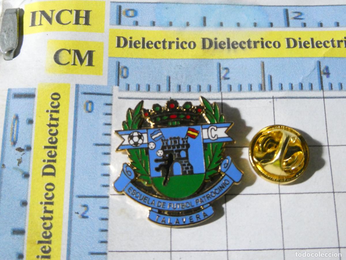 Collezionismo sportivo: PIN DE DEPORTES. F&Uacute;TBOL. ESCUELA PATROCINIO TALAVERA DE LA REINA TOLEDO. ESCUDO EQUIPO.