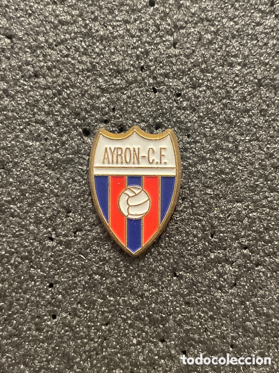 Collectionnisme sportif: Pin 38 AYRON C.F. - Ayron de Vargas (Cantabria)