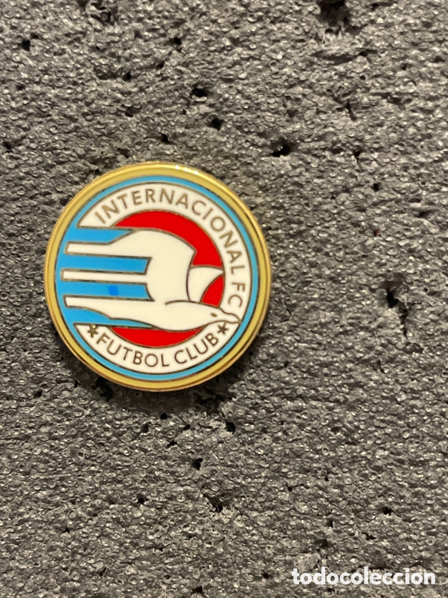 Collectionnisme sportif: Pin 102 INTERNACIONAL F.C. - Santander (Cantabria)