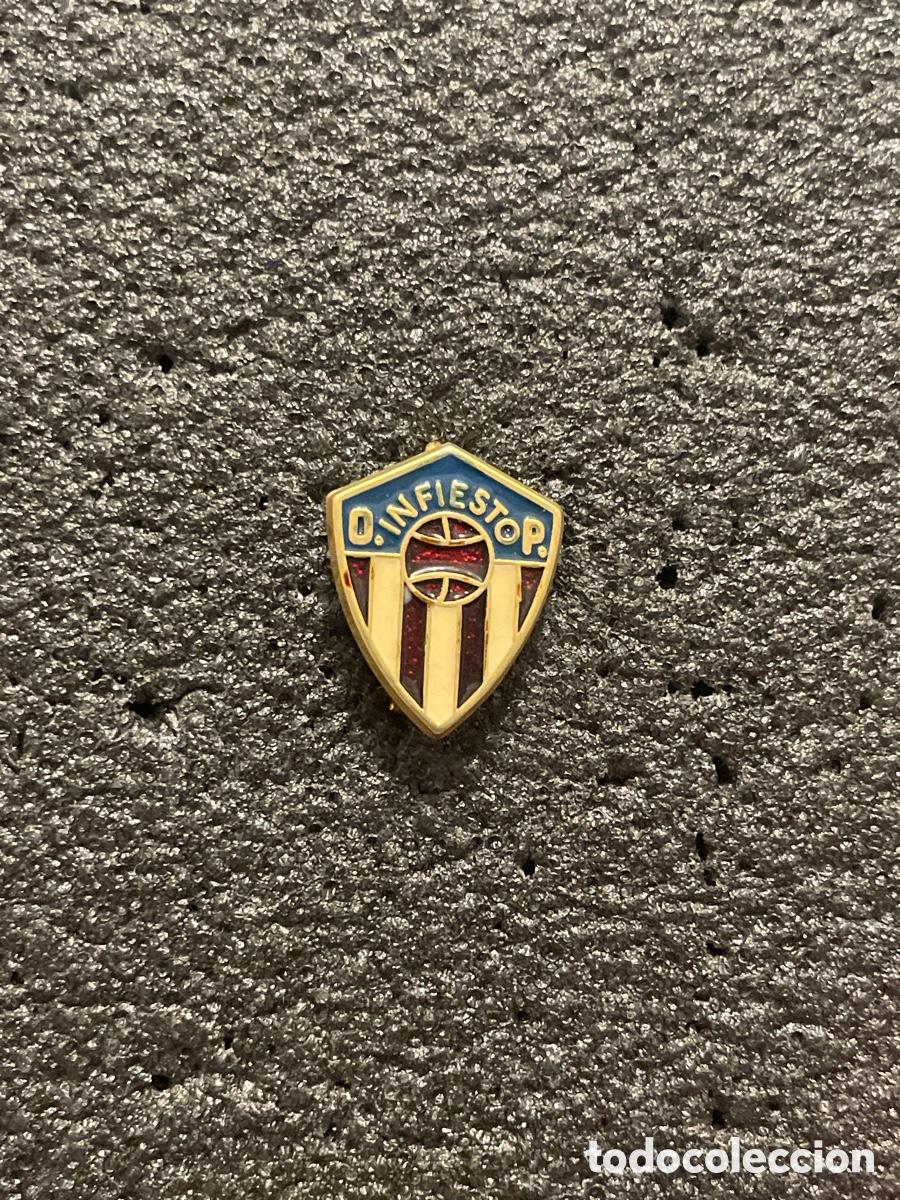 Collectionnisme sportif: Pin 36 DEPORTIVO PILO&Ntilde;ESA - Infiesto (Asturias)