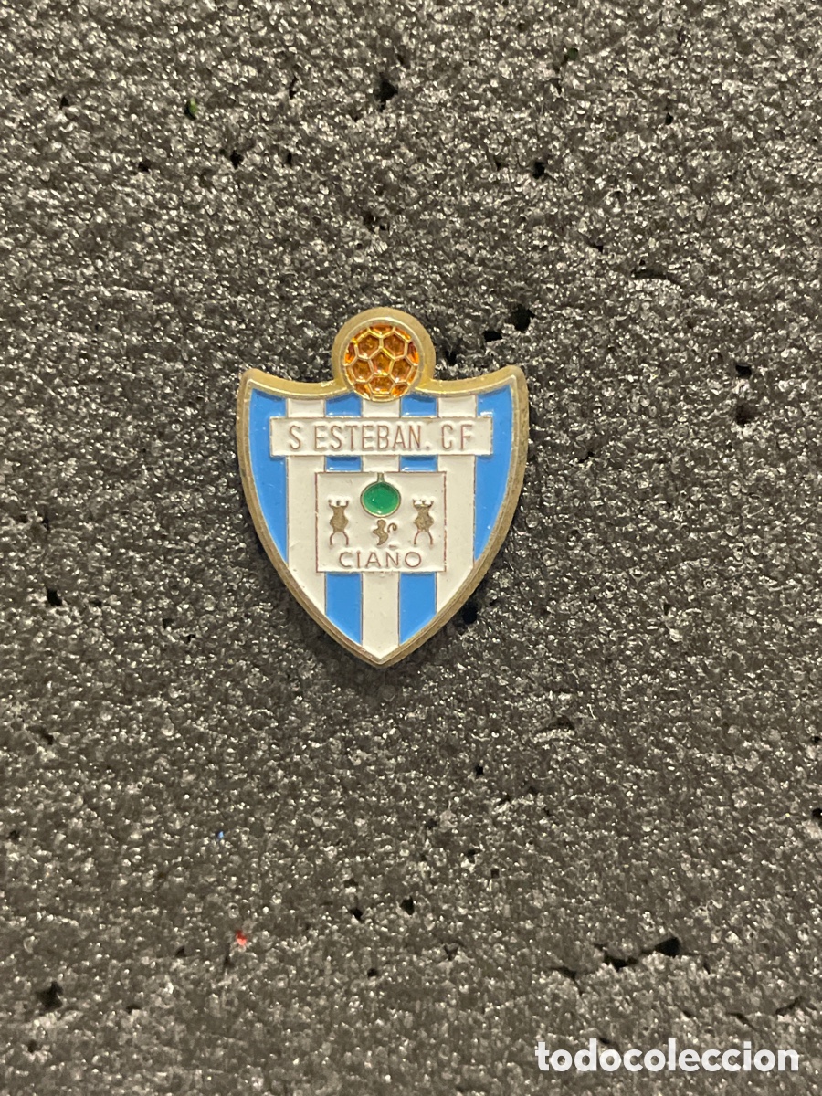 Collezionismo sportivo: Pin 62 SAN ESTEBAN C.F. - Cia&ntilde;o (Asturias)