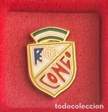 Collectionnisme sportif: Pin de Futbol del Club Fc Congo Velez Malaga