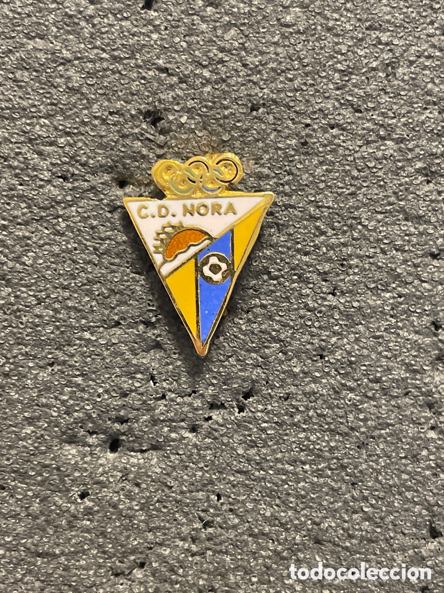 Collectionnisme sportif: Pin 120 C.D. NORA - Lugones (Asturias)
