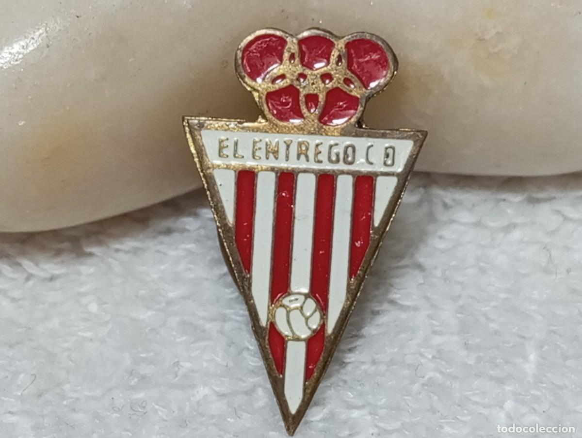Collezionismo sportivo: ANTIGUA INSIGNIA DE OJAL ESMALTADA DEL EQUIPO DE FUTBOL EL ENTREGO CD L&acute;ENTREGU ASTURIAS A&Ntilde;OS 60