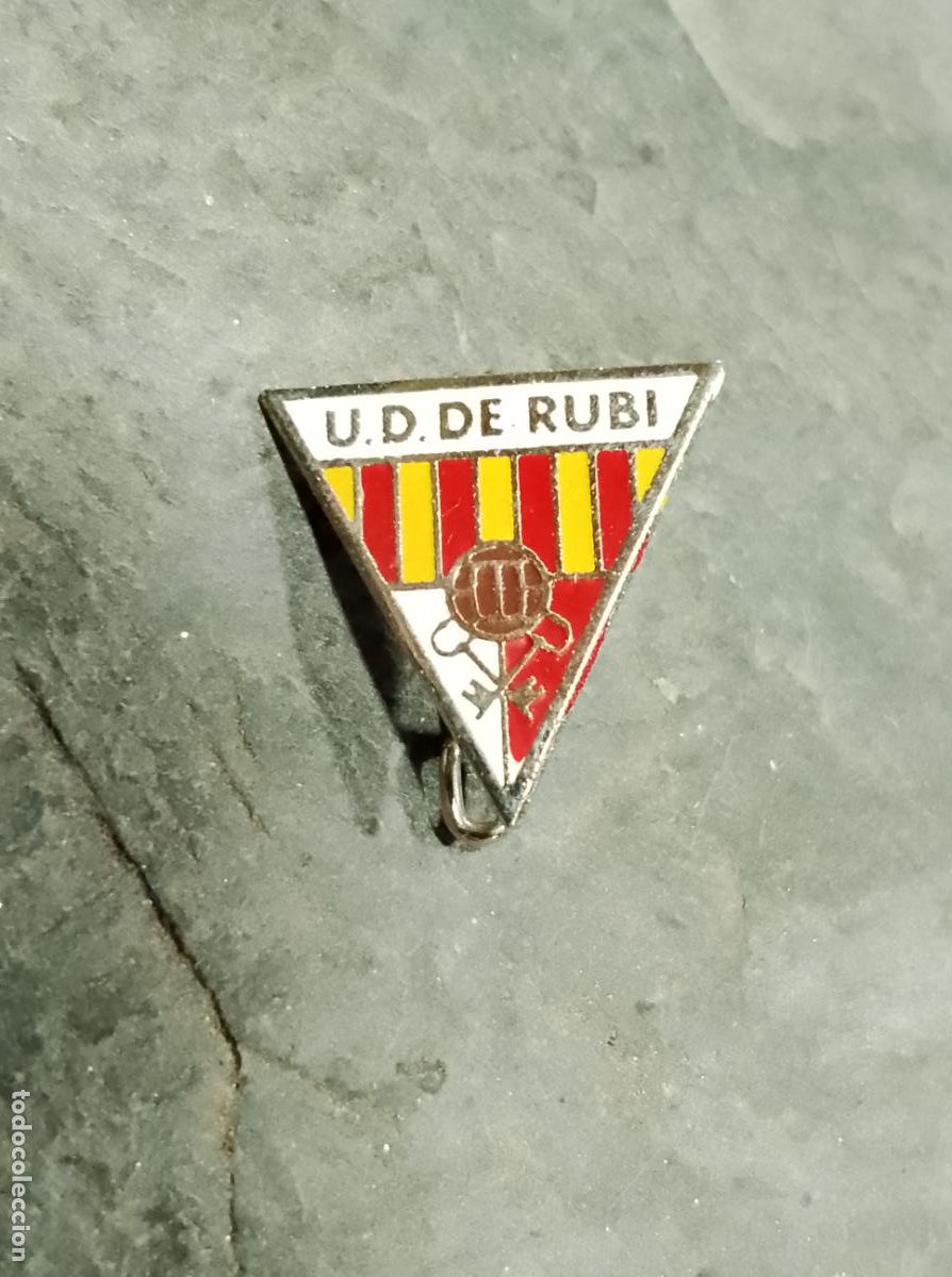 Collectionnisme sportif: Pin equipo futbol union deportivo de rubi club barcelona insignia imperdile federaci&oacute;n catalana