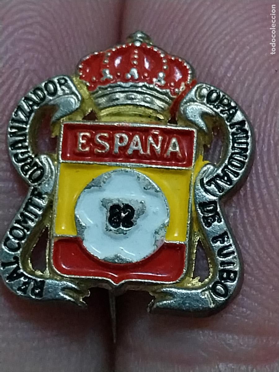Sammelleidenschaft Sport: MUNDIAL FUTBOL 1982 INSIGNIA PINTURA LACADA 1,7CM ALTO