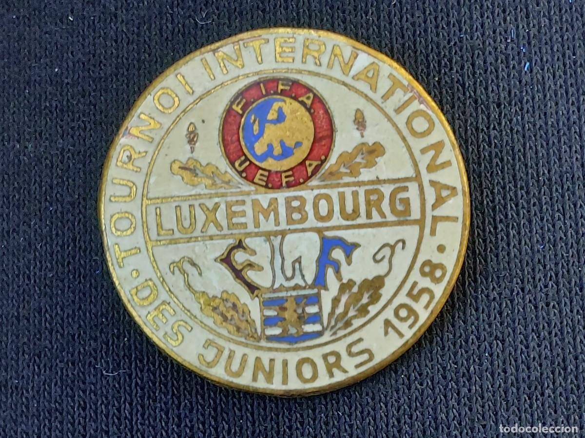 Collezionismo sportivo: ANTIGUO PIN INSIGNIA ESMALTADA TOURNOI INTERNATIONAL DES JUNIORS LUXEMBOURG 1958 FIFA UEFA