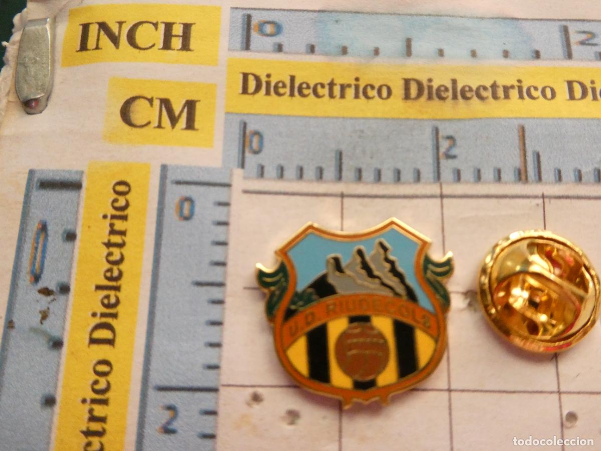 Collezionismo sportivo: PIN DE DEPORTES. F&Uacute;TBOL. UD RIUDECOLS TARRAGONA. ESCUDO EQUIPO