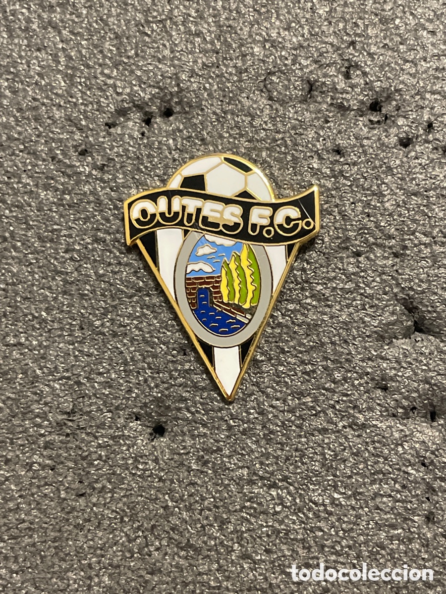 Collezionismo sportivo: Pin 113 OUTES F.C. - Outes (La Coru&ntilde;a)