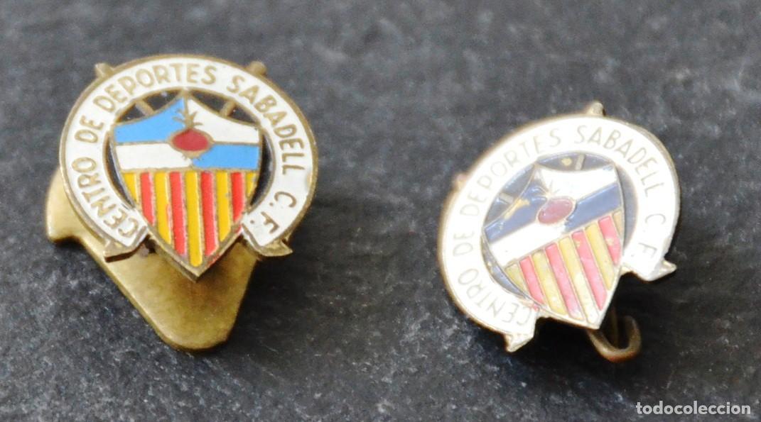 Collezionismo sportivo: DOS ANTIGUOS PINS DE OJAL Y AGUJA - ESCUDOS 1947 DEL CENTRO DE DEPORTES SABADELL C.F.