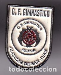 Collezionismo sportivo: PIN DEL EQUIPO DE FUTBOL DEL GIMNASTICO DE ALCAZAR DE SAN JUAN (FOOTBALL)