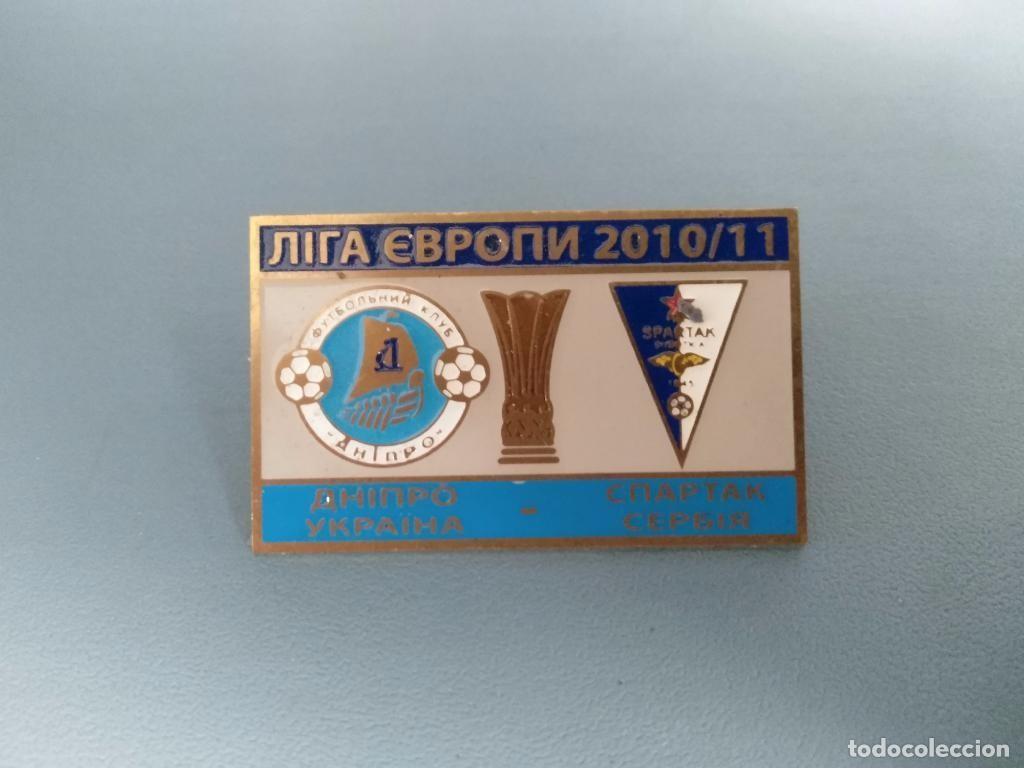 Collezionismo sportivo: Badge Pin: UEFA CUP 2010-11 Dnipro Ukraine - &rdquo; FK Spartak Subotica &rdquo; Serbia