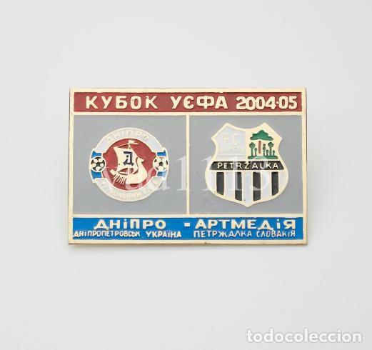 Collezionismo sportivo: Badge Pin: UEFA CUP 2004-05 FC Dnipro Ukraine - &rdquo; FK Artmedia Petržalka &rdquo; Slovakia