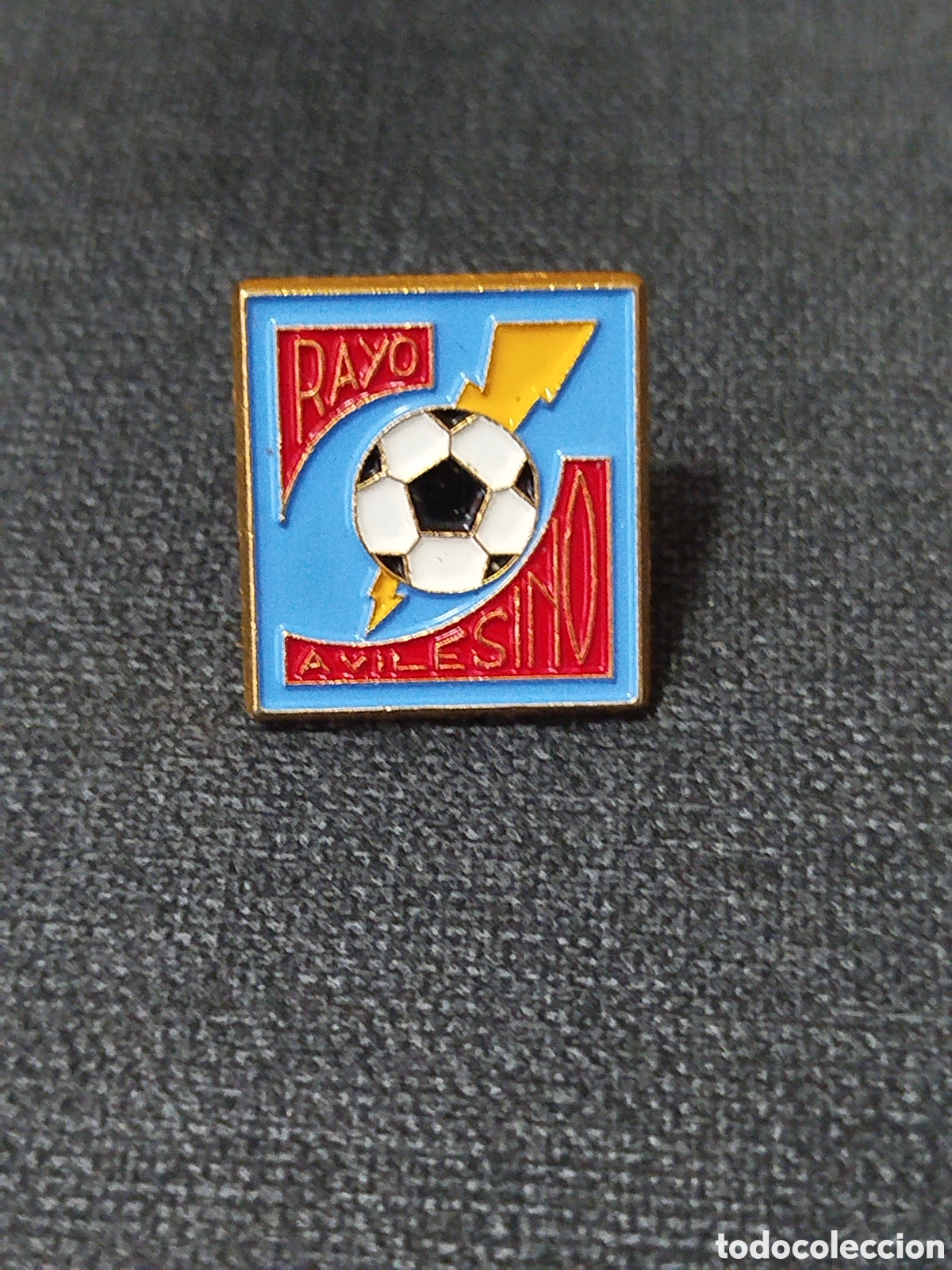 Coleccionismo deportivo: PINS DE FUTBOL OFICIAL.CF RAYO AVILESINO.AVILES ASTURIAS