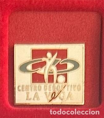 Collezionismo sportivo: Pin de Futbol del Club CD La Vega Torredelmar Malaga