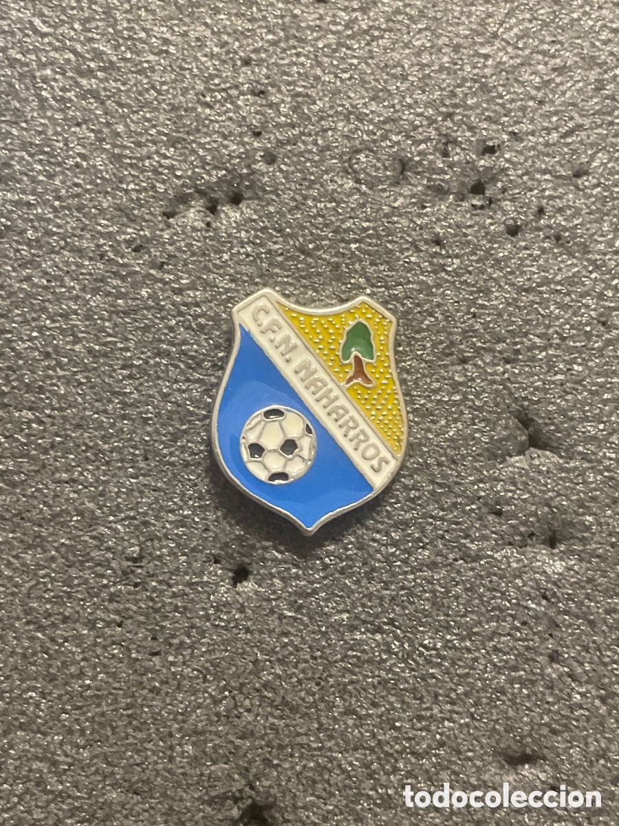 Collectionnisme sportif: Pin 187 C.F. NUEVO NAHARROS - Nuevo Naharros (Salamanca)