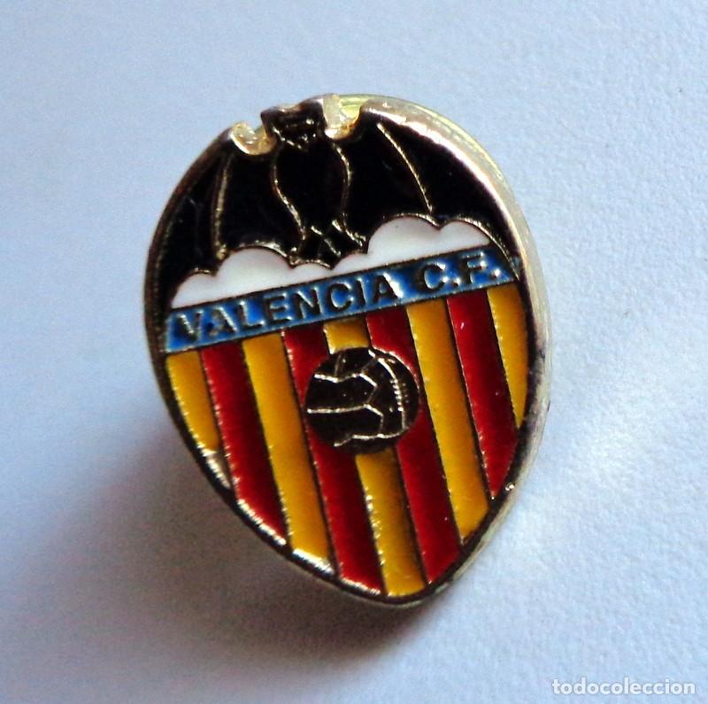 Coleccionismo deportivo: PIN PERNO BADGE - F&Uacute;TBOL - ESCUDO - VALENCIA CF
