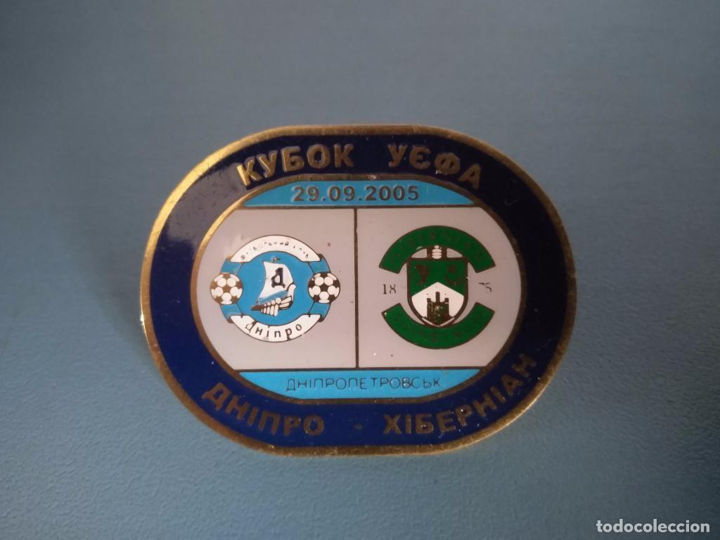 Collezionismo sportivo: Badge Pin: UEFA CUP 2005-06 FC Dnipro Ukraine - &rdquo; Hibernian FC &rdquo; Scotland