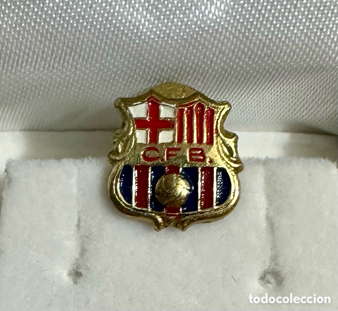 Coleccionismo deportivo: A&ntilde;os 40, C.F.B. Club de F&uacute;tbol Barcelona, emblema de solapa, marcaje. Muy buen estado.